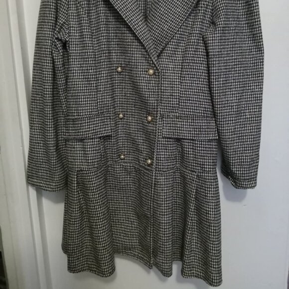 Beautiful houndstooth coat with a skirt at the back, double row of buttons... - Picture 2 of 16